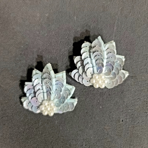 SEQUINS OF SHIMMER BLUE &PEARLS CREATE A LEAF LARGE LIGHTWEIGH  LARGE STUD UNIQU - Picture 2 of 2